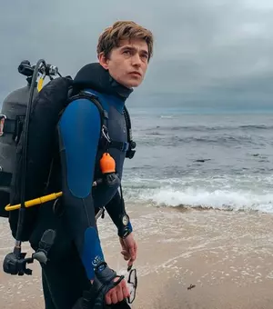 Austin Abrams și Josh Brolin, într-o luptă contracronometru în „Whalefall: Contratimp în abis”. Filmul ajunge pe 16 octombrie în cinematografe