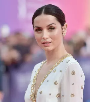 Ana de Armas le-a dat „block” foștilor iubiți! Look-ul de infarct cu care actrița a încins internetul la piscină
