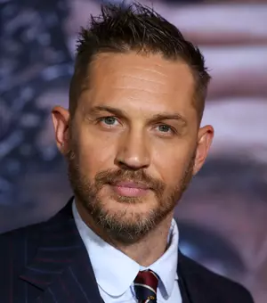 Fără filtre și fără mușchi sculptați: Tom Hardy, surprins la bustul gol pe plajă alături de soția sa. Imaginile care i-au uimit pe fani