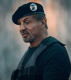 Sylvester Stallone și-a îngrijorat fanii cu cea mai recentă apariție publică. Actorul a pășit pe covorul roșu ajutat de un baston