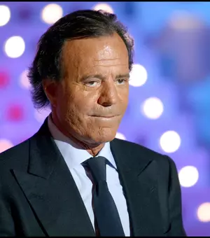 Julio Iglesias, în mijlocul unui scandal de proporții. Două foste angajate îl acuză de agresiune sexuală