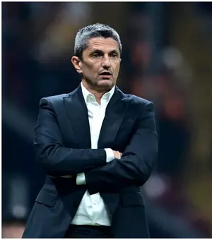 Gestul care a topit orice rivalitate. Ce a făcut Mircea Lucescu după ce a fost învins de fiul său. Imaginile au făcut înconjurul publicațiilor din întreaga lume