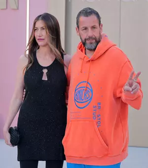 Adam Sandler, criticat dur după apariția de la premiera soției sale! Cum s-a putut îmbrăca lângă partenera lui elegantă: „Penibil”