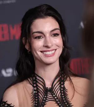 A ascuns calvarul un deceniu! Anne Hathaway și-a pierdut aproape complet vederea la un ochi: „M-am liniștit mult de atunci”