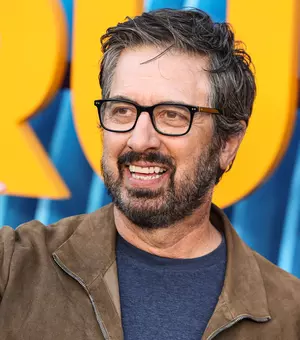 Suma astronomică pe care Ray Romano o primește fără să ridice un deget. Trăiește regește la 20 de ani de la finalul serialului „Everybody Loves Raymond”