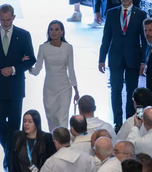 Papa a sfințit Turnul lui Iisus de la Sagrada Família. Regina Letizia, apariție ravisantă în alb în fața Suveranului Pontif
