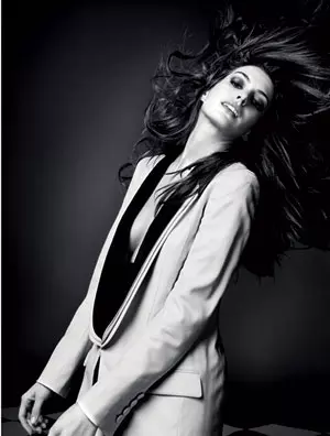 ELLE EXCLUSIV  - ANNE HATHAWAY: O FATA ADEVARATA