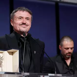 Cristian Mungiu, probleme în aeroport din cauza trofeului câștigat la Cannes, la revenirea din Franța: „Am dat peste singurul francez care nu știa ce e un Palme d’Or”