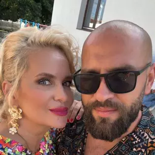 Paula Chirilă recunoaște că logodnicul cu 15 ani mai tânăr câștigă mai puțin decât ea, dar nu o deranjează deloc: "În Anglia făcea aranjamente florale pentru familia Beckham, duci și conți. Ce-mi oferă el nu se cumpără cu bani"
