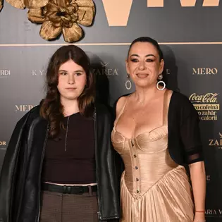 Oana Roman și Isabela, apariție spectaculoasă la Petrecerea VIVA! 2026. Vedeta a purtat rochie sculpturală cu accente aurii, iar fiica ei a impresionat cu o ținută modernă și plină de atitudine