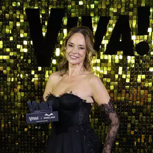 Andreea Marin, apariție ravisantă, în stil Old Hollywood, la Petrecerea VIVA! 2026. Geanta aurie vintage, moștenită de la mama sa, ascunde o poveste emoționantă