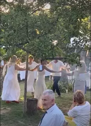 invitatii-s-au-prins-in-hora