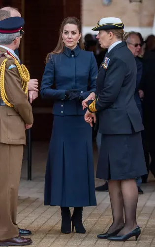 Kate Middleton ținută de inspirație militară