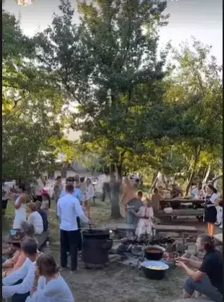 musafirii-s-au-distrat-in-curte