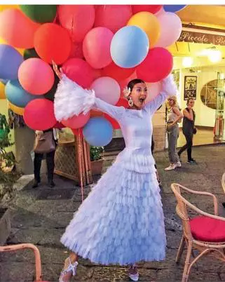 La cina de după repetiții (rochie Azzedine Alaia și pantofi Aquazzura)