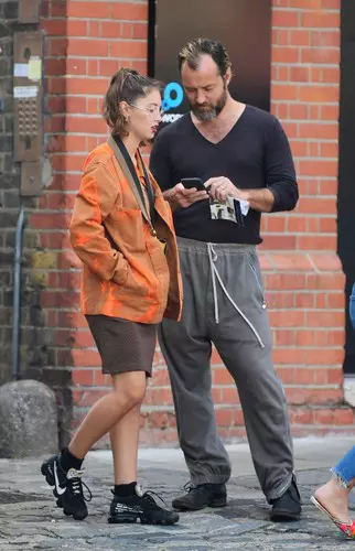 *PREMIUM-EXCLUSIVE* British actor Jude Law pictured with his ex-wife Sadie Frost and their daughter, Model Iris law looking at property in East London. *MUST CALL FOR PRICING* *STRICT WEB EMBARGO UNTIL 10:30pm UK TIME ON 21/06/20*