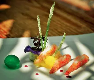 Creveți infuzați serviți cu caviar de limetă și șofran