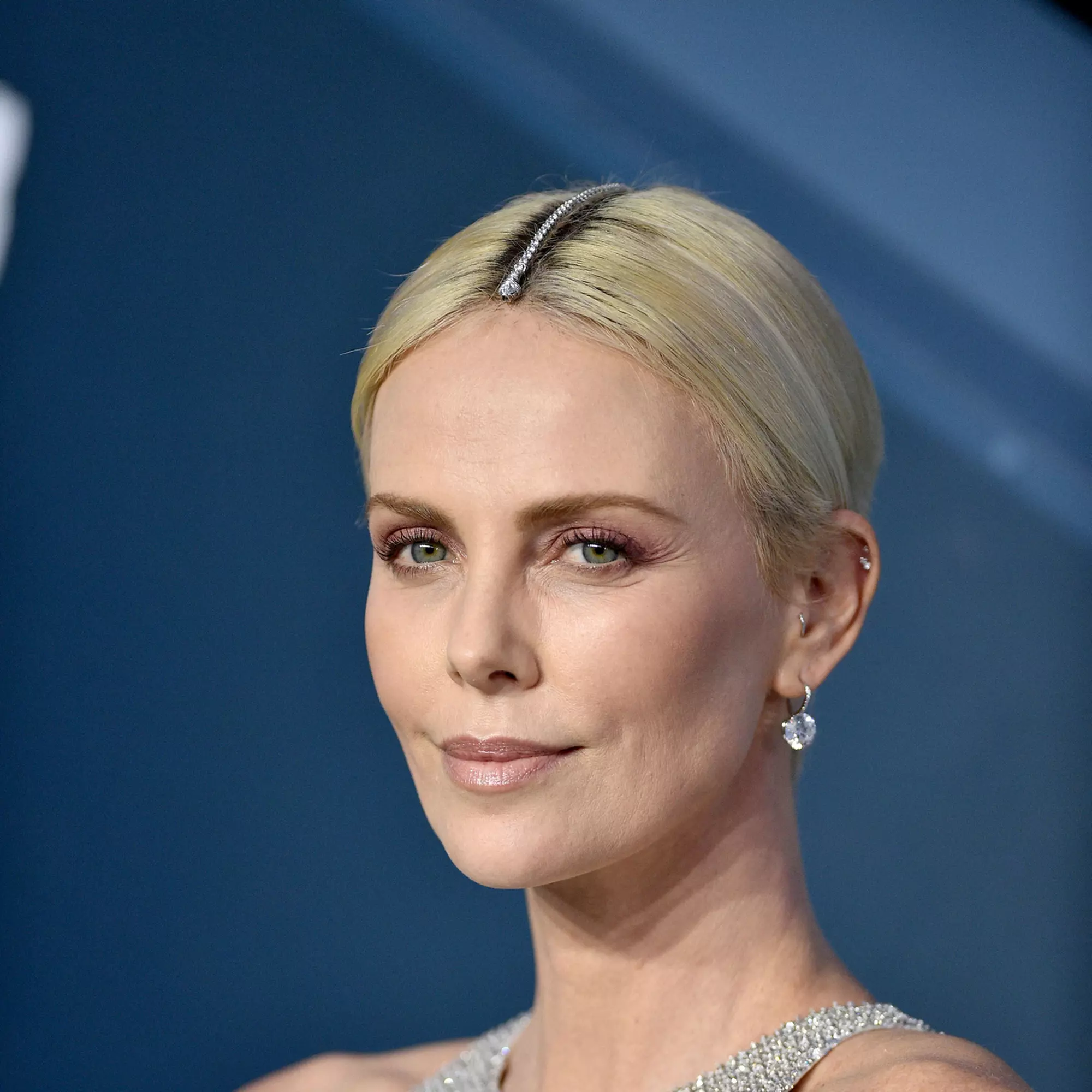 Charlize Theron a purtat o brățară cu diamante în păr