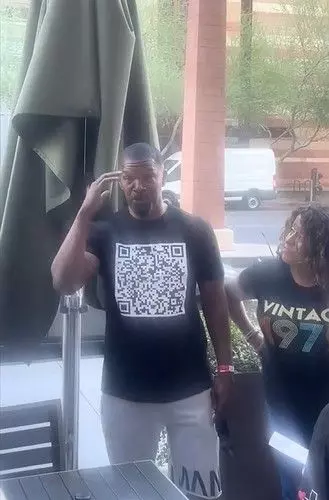 Jamie Foxx reveals details around  his mysterious 2023 medical emergency as he chats with fans in Arizona.