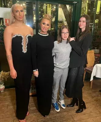 ANAMARIA PRODAN SI COPIII EI