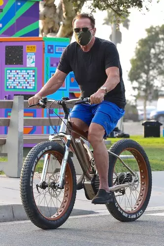 *EXCLUSIVE* Arnold Schwarzenegger thumbs up his fans while riding his electric bike!