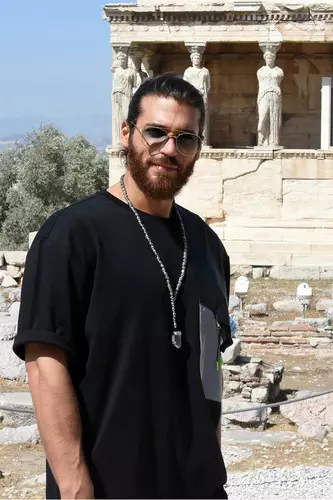 The famous Turkish actor Can Yaman was shown around the Acropolis during his stay at the Greek capital.