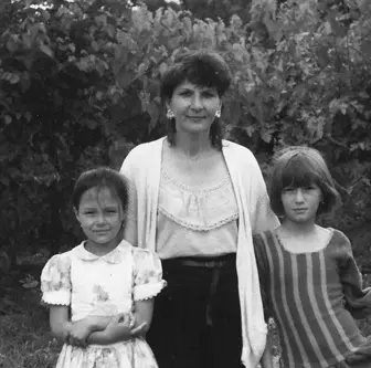 Adela, impreuna cu mama si versoara ei, Ioana Scarlatescu, la Susani