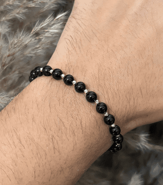 Brățări cu pietre naturale: tendințe în accesoriile pentru bărbați