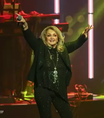 Bonnie Tyler a ieșit din comă, dar rămâne la terapie intensivă după o operație de urgență. Vești de ultimă oră despre artistă