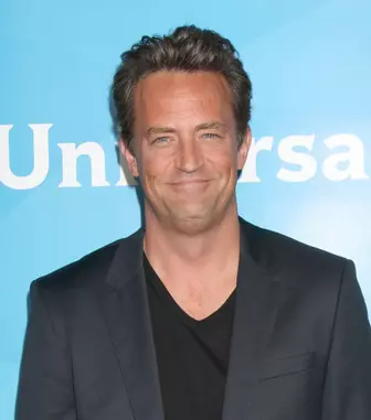 Imagini nemaivăzute cu Matthew Perry de pe platoul de filmare al serialului „Friends”. Actorul ar fi împlinit 57 de ani pe 19 august