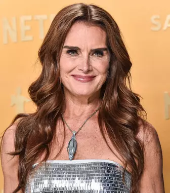 La 61 de ani, Brooke Shields își etalează silueta de invidiat în costum de baie. Imagini spectaculoase din vacanța din Croația