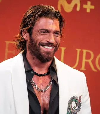 Can Yaman revine în forță, iar Tom Hiddleston caută adevărul în Pompeii! Ce vedem la TV în săptămâna 20-26 iulie