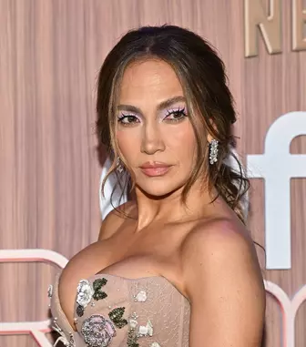 Jennifer Lopez s-a fotografiat în costum de baie și tocuri, iar fanii au rămas fără cuvinte. Detaliul care a furat toate privirile