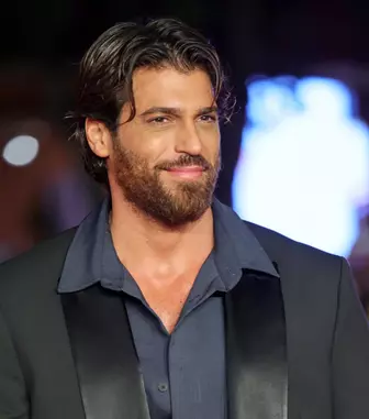 Can Yaman revine pe ecrane într-o ipostază complet diferită. Actorul joacă un avocat în noul serial „Bro”, filmat în Italia