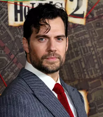 Noutăți fierbinți de la Hollywood: Henry Cavill devine spion pe Netflix, Arnold Schwarzenegger revine în forță, iar Sydney Sweeney pariază pe un thriller erotic