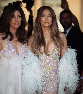 Jennifer Lopez, apariție de senzație la Paris alături de sora ei. Cum s-au îmbrăcat cele două vedete