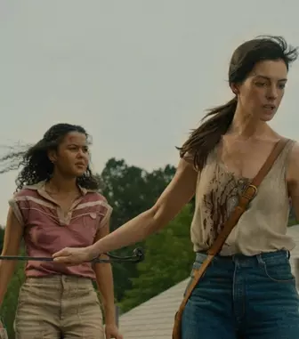 Lansarea thrillerului SF „Capătul Străzii Stejar”: Anne Hathaway și Ewan McGregor, înfruntare preistorică într-o suburbie americană
