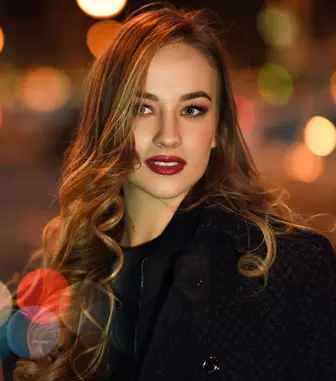 De ce machiajul arată diferit în lumina serii și ce să ajustezi pentru un look impecabil