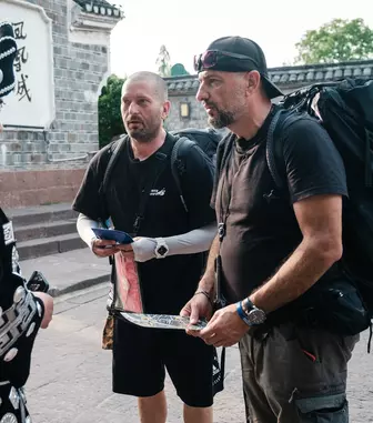 Asia Express, 30 septembrie: o nouă misiune în China. Concurenții trebuie să găsească patru persoane în costume tradiționale