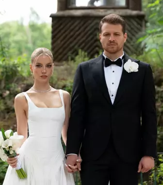 Burak Yörük s-a căsătorit în secret în Italia. Primele imagini de la nunta actorului din „Îndrăgostiți din interes”