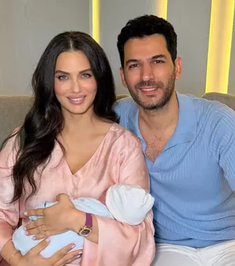 Murat Yıldırım a devenit tată pentru a doua oară. Actorul și İman Elbani au prezentat primele imagini cu fiul lor: „Bine ai venit, fiul nostru, Kerem!”