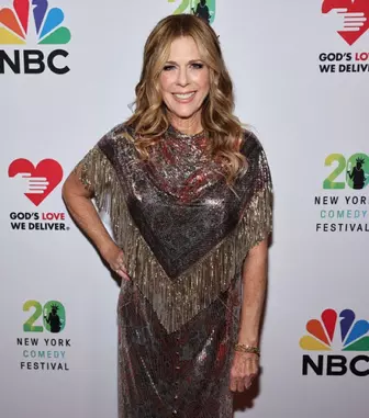 Rita Wilson, apariție ieșită din comun la 69 de ani. Soția lui Tom Hanks s-a fotografiat topless, cu un tatuaj uriaș pe tot spatele!
