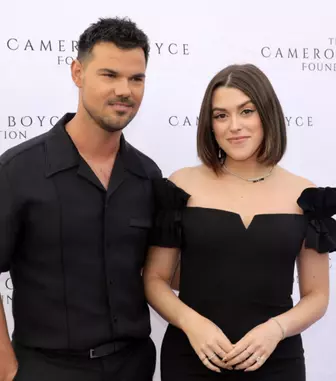 Taylor Lautner a devenit tată pentru prima dată. Ce nume au ales pentru fiica lui și a lui Tay Lautner