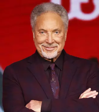 The Voice U.K. nu va mai avea un jurat celebru. Sir Tom Jones, reacție tranșantă la decizia ITV: «Nu concediezi un om care se descurcă bine»
