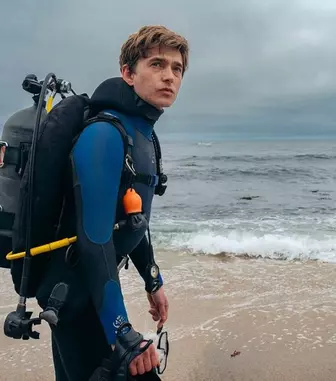 Austin Abrams și Josh Brolin, într-o luptă contracronometru în „Whalefall: Contratimp în abis”. Filmul ajunge pe 16 octombrie în cinematografe