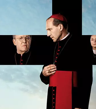 „Conclav” ajunge pe marile ecrane. Filmul cu Ralph Fiennes și Stanley Tucci e favorit la Globurile de Aur cu 6 nominalizări