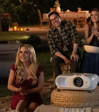 „Dintotdeauna tu”, drama emoționantă inspirată de romanul lui Colleen Hoover, ajunge în cinematografe. Dată de lansare, trailer