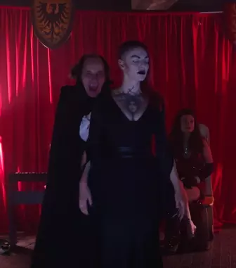 „Dracula”, noul film al lui Radu Jude, ajunge în cinematografe de Halloween. Filmul oferă o reinterpretare radicală a mitului care a făcut celebră Transilvania