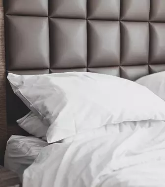 Somn odihnitor, decor rafinat: rolul pernelor în confortul și estetica dormitorului