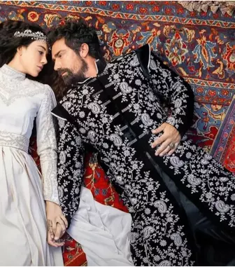 Au apărut posterul și trailer-ul serialului turcesc „Binbir Gece Masalları” cu Cansu Dere și İbrahim Çelikkol